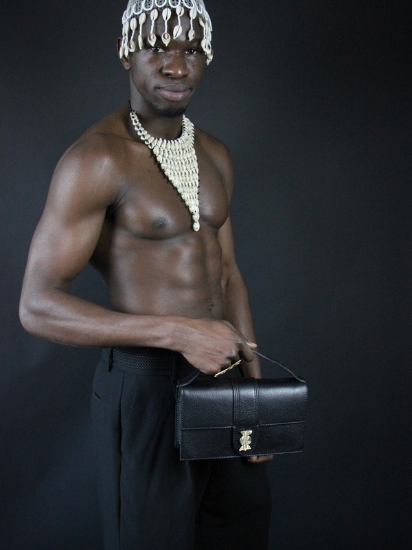 GRAND SAC EN CUIR NOIR RECTANGULAIRE AVEC POIDS AKAN