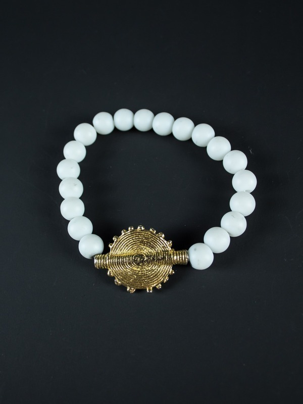bracelet avec perles de pierre et Poids Akan Soleil