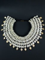 Collier en cauris et Poids Akan