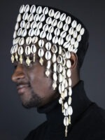 Chapeau toque décoré de cauris et poids Akan