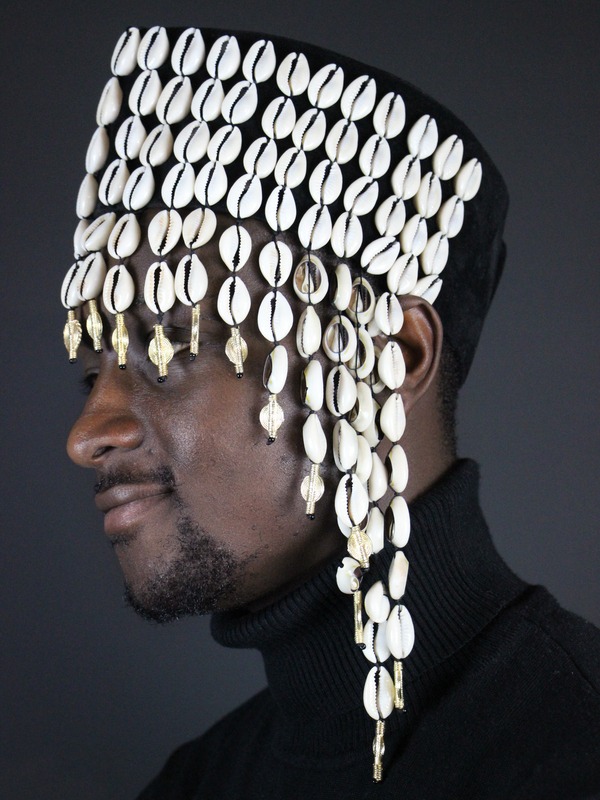 Chapeau toque décoré de cauris et poids Akan