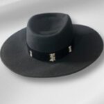 la collection de chapeaux signée Jojo Création, et laissez-vous charmer par la ligne pure et élégante de nos chapeaux ronds.