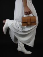 PETIT SAC EN CUIR CAMEL RECTANGULAIRE AVEC POIDS AKAN