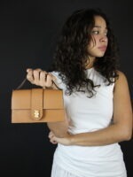 PETIT SAC EN CUIR CAMEL RECTANGULAIRE AVEC POIDS AKAN