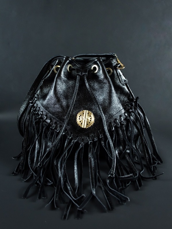 SAC EN CUIR NOIR À FRANGES AVEC POIDS AKAN
