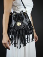SAC EN CUIR NOIR À FRANGES AVEC POIDS AKAN