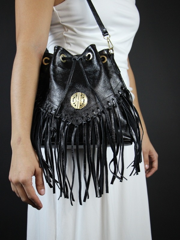 SAC EN CUIR NOIR À FRANGES AVEC POIDS AKAN