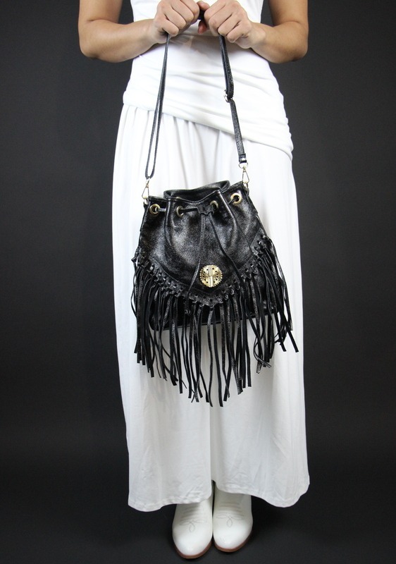 SAC EN CUIR NOIR À FRANGES AVEC POIDS AKAN