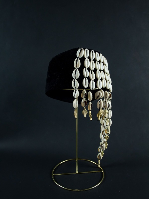 Chapeau toque décoré de cauris et poids Akan