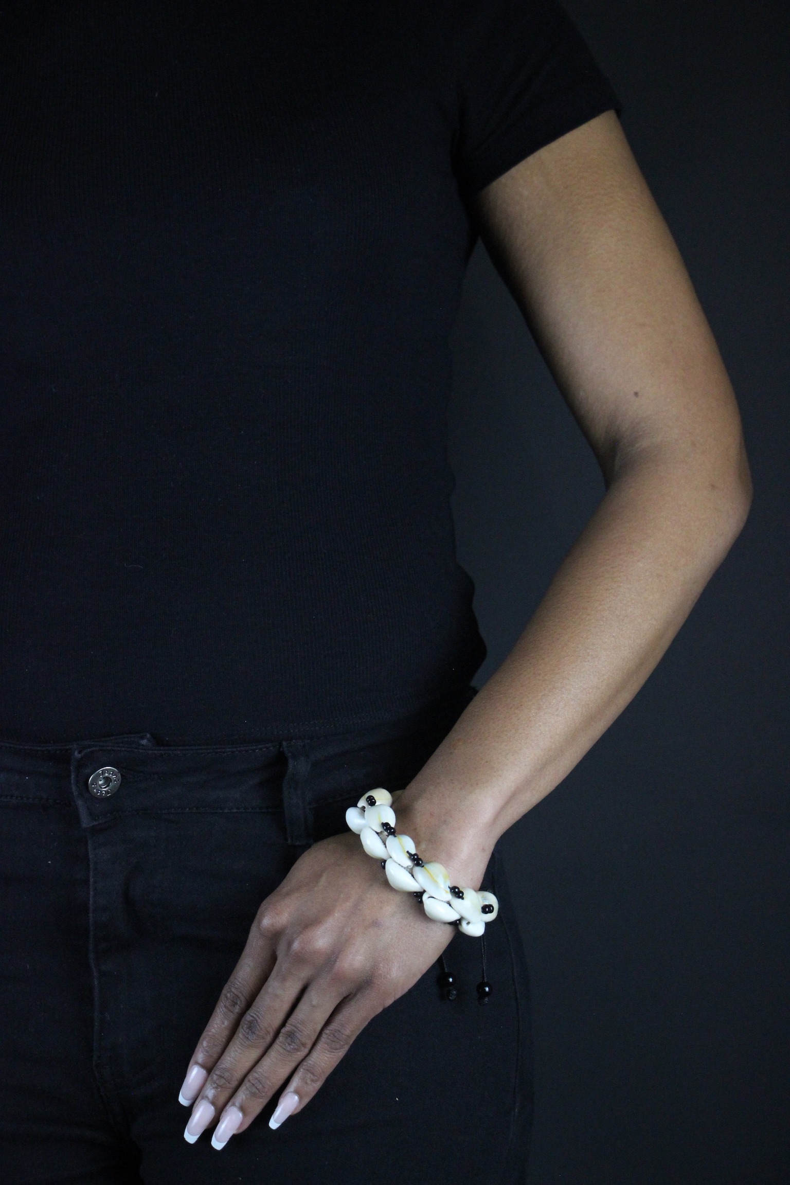 Bracelet en perles noires et cauris - Unisexe