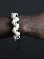 Bracelet en perles noires et cauris - Unisexe