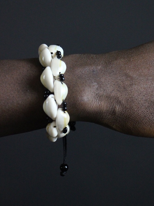 Bracelet en perles noires et cauris - Unisexe