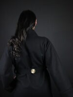 Manteau noir avec une rangée de Poids Akan - Edition Femme