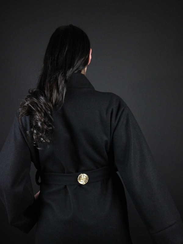 Manteau noir avec une rangée de Poids Akan - Edition Femme