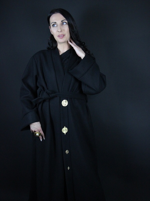 Manteau noir avec une rangée de Poids Akan - Edition Femme