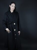 Manteau noir avec une rangée de Poids Akan - Edition Femme