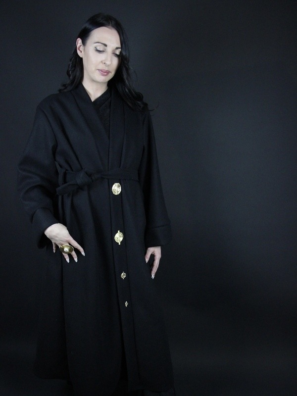 Manteau noir avec une rangée de Poids Akan - Edition Femme