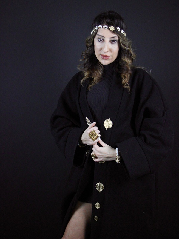 Manteau Noir Oversize avec deux rangées de Poids Akan – Édition Unisexe