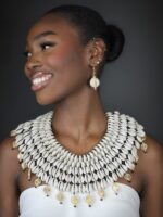 Collier en cauris et Poids Akan
