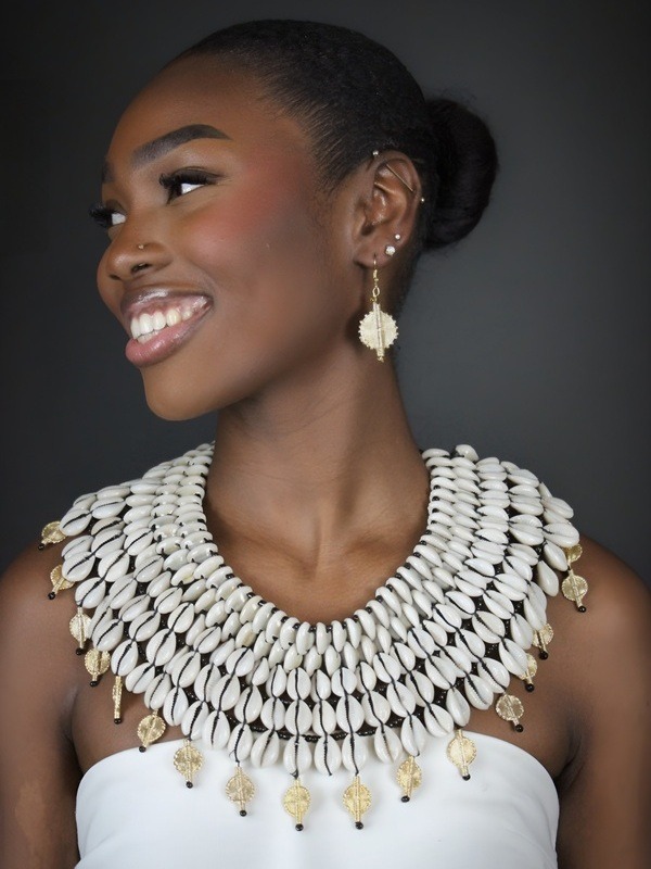 Collier en cauris et Poids Akan