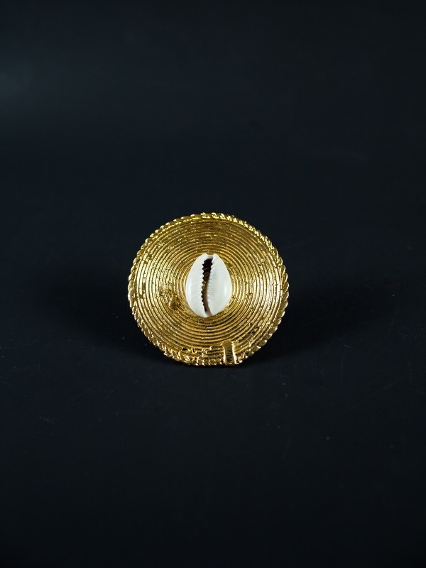 Bague en Poids Akan avec un cauri