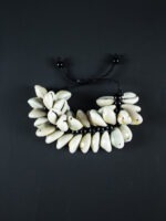 Bracelet en perles noires et guirlande de cauris