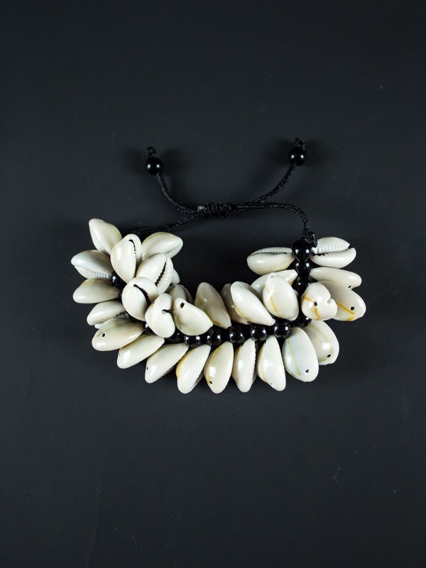 Bracelet en perles noires et guirlande de cauris