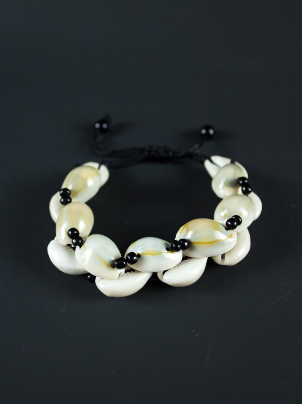 Bracelet en perles noires et cauris - Unisexe