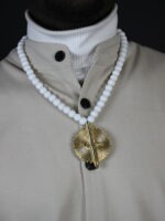 Collier mixte blanc avec un grand Poids Akan