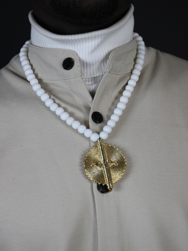 Collier mixte blanc avec un grand Poids Akan