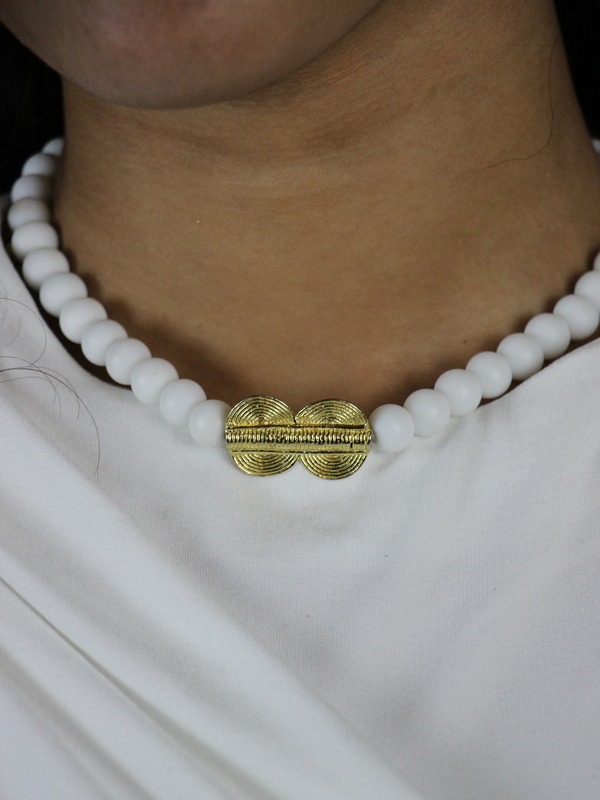 Collier mixte blanc avec un Poids Akan