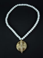 Collier mixte blanc avec un grand Poids Akan