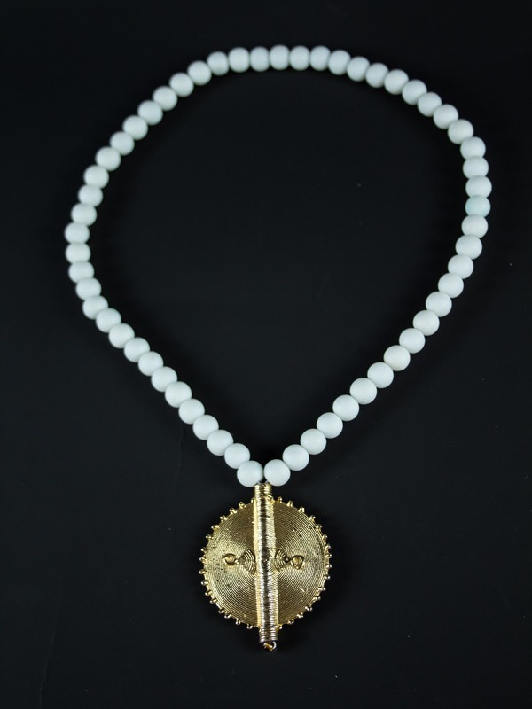 Collier mixte blanc avec un grand Poids Akan