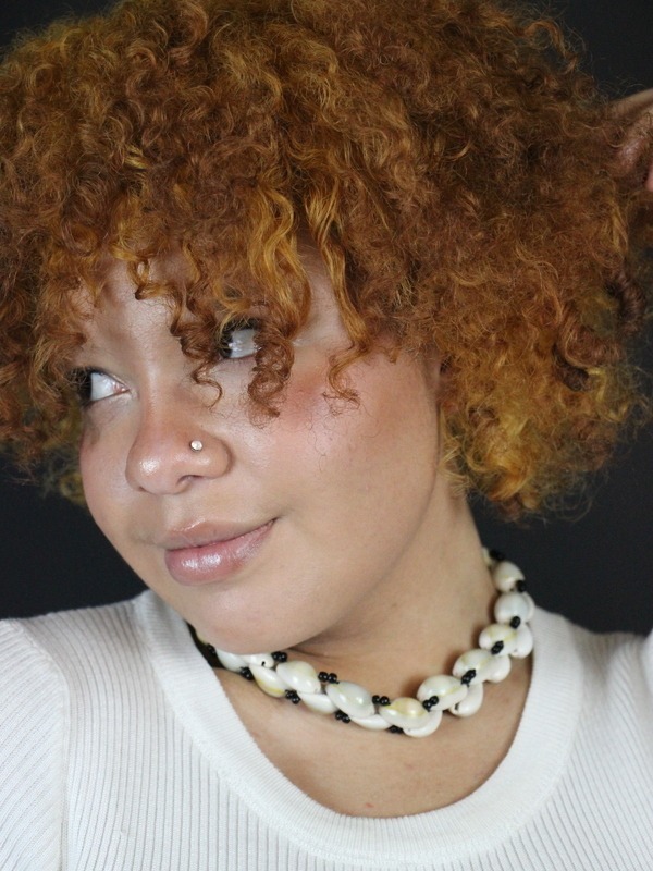 Collier en cauris mixte – bijou de tête- bijou 2-en-1