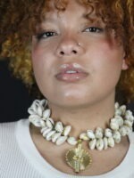 Collier en cauris avec poids Akan avec cordon ajustable