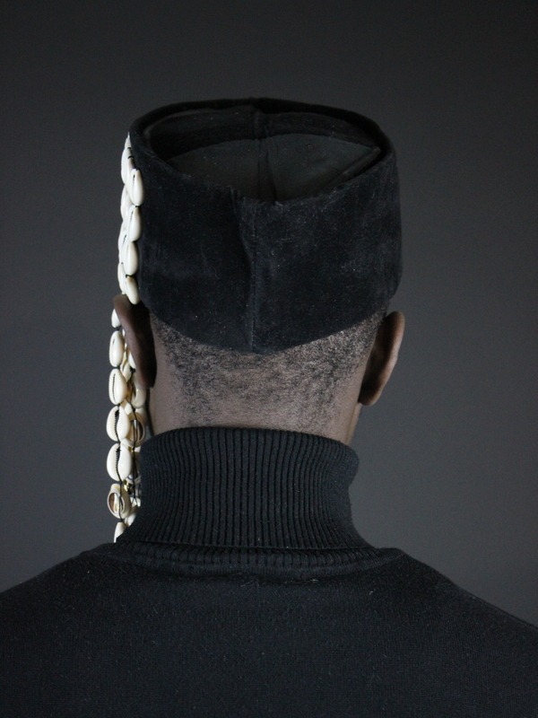 Chapeau toque décoré de cauris et poids Akan