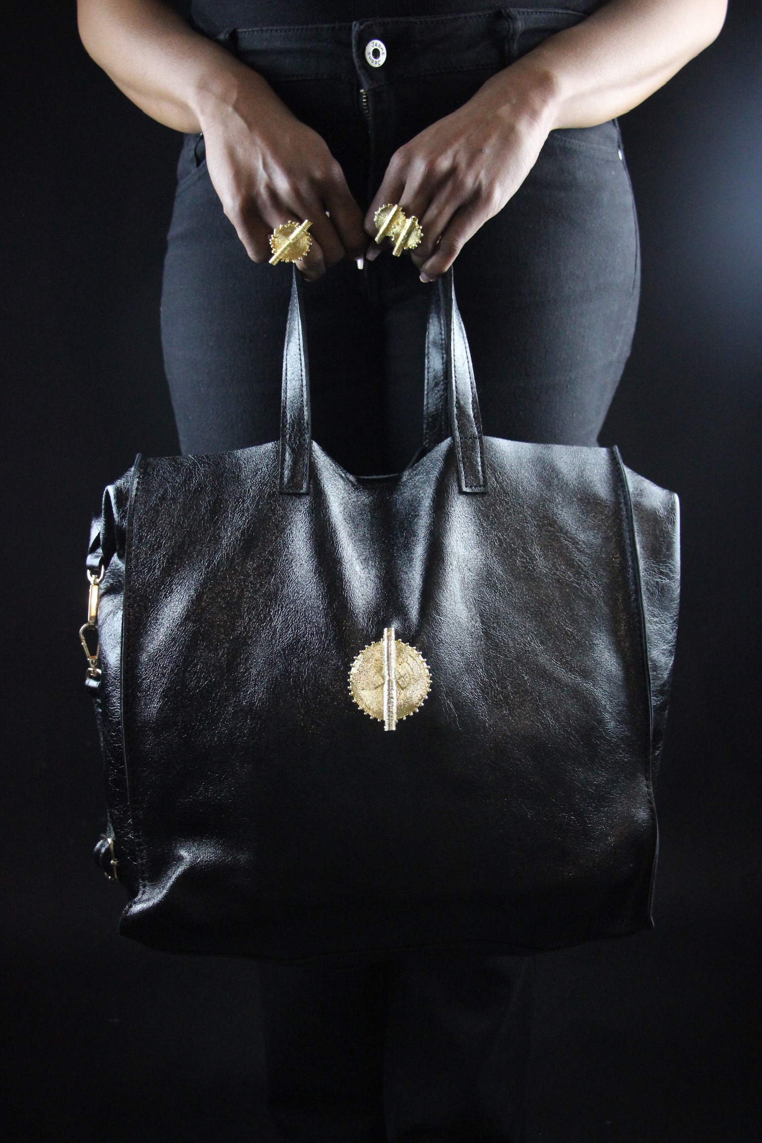 SAC AKAN ESSENTIEL EN CUIR MÉTALLISÉ NOIR