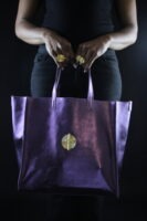 SAC AKAN ESSENTIEL EN CUIR MÉTALLISÉ VIOLET