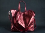 SAC AKAN ESSENTIEL EN CUIR MÉTALLISÉ BORDEAUX