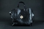 SAC AKAN ESSENTIEL EN CUIR MÉTALLISÉ NOIR