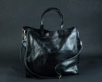 SAC AKAN ESSENTIEL EN CUIR MÉTALLISÉ NOIR