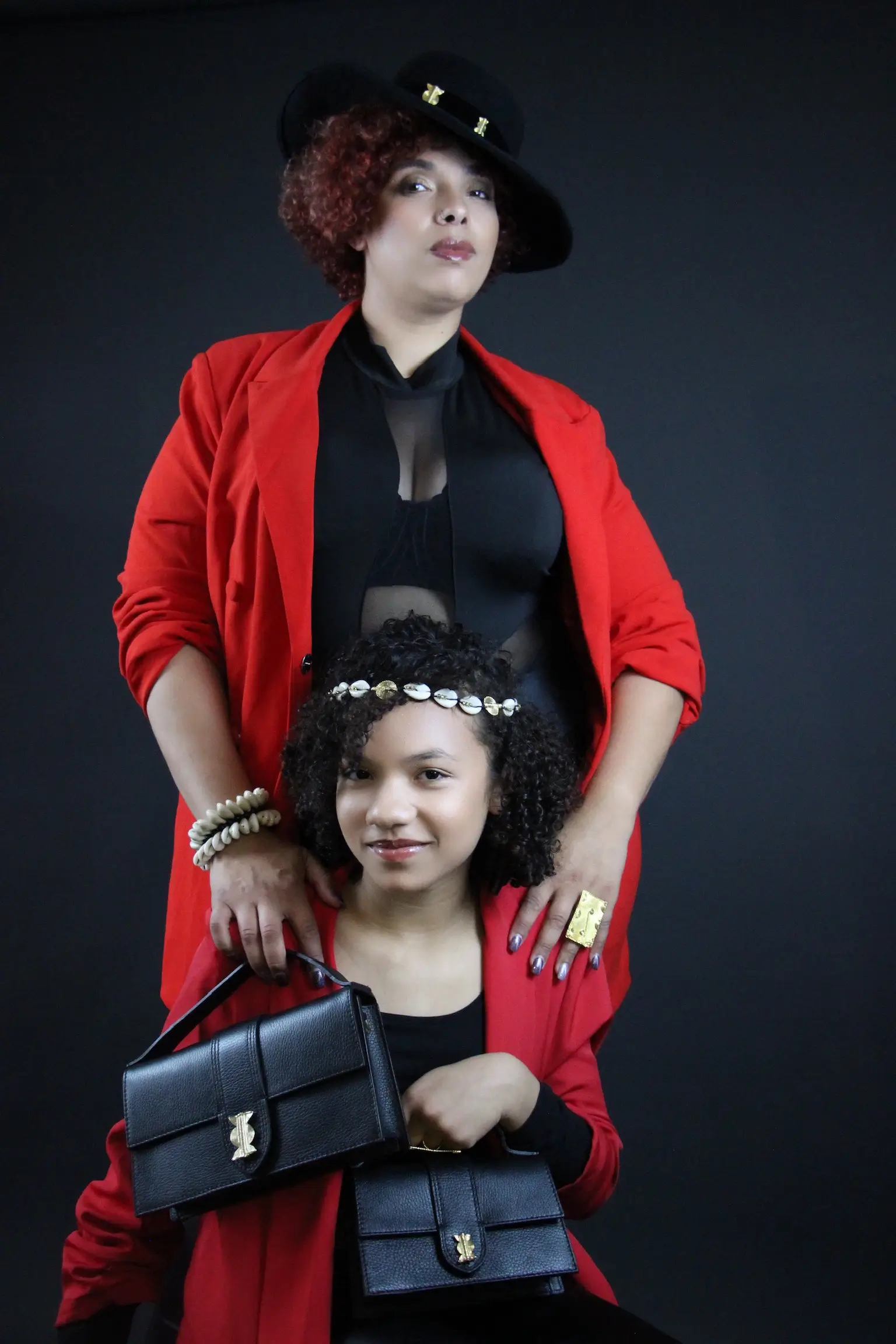 Mère et fille élégantes portant des bijoux assortis pour les fêtes de fin d'année - Collection de Noël Jojo Création