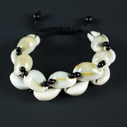 Jojo Création – Bracelet en cauris et perles noirs