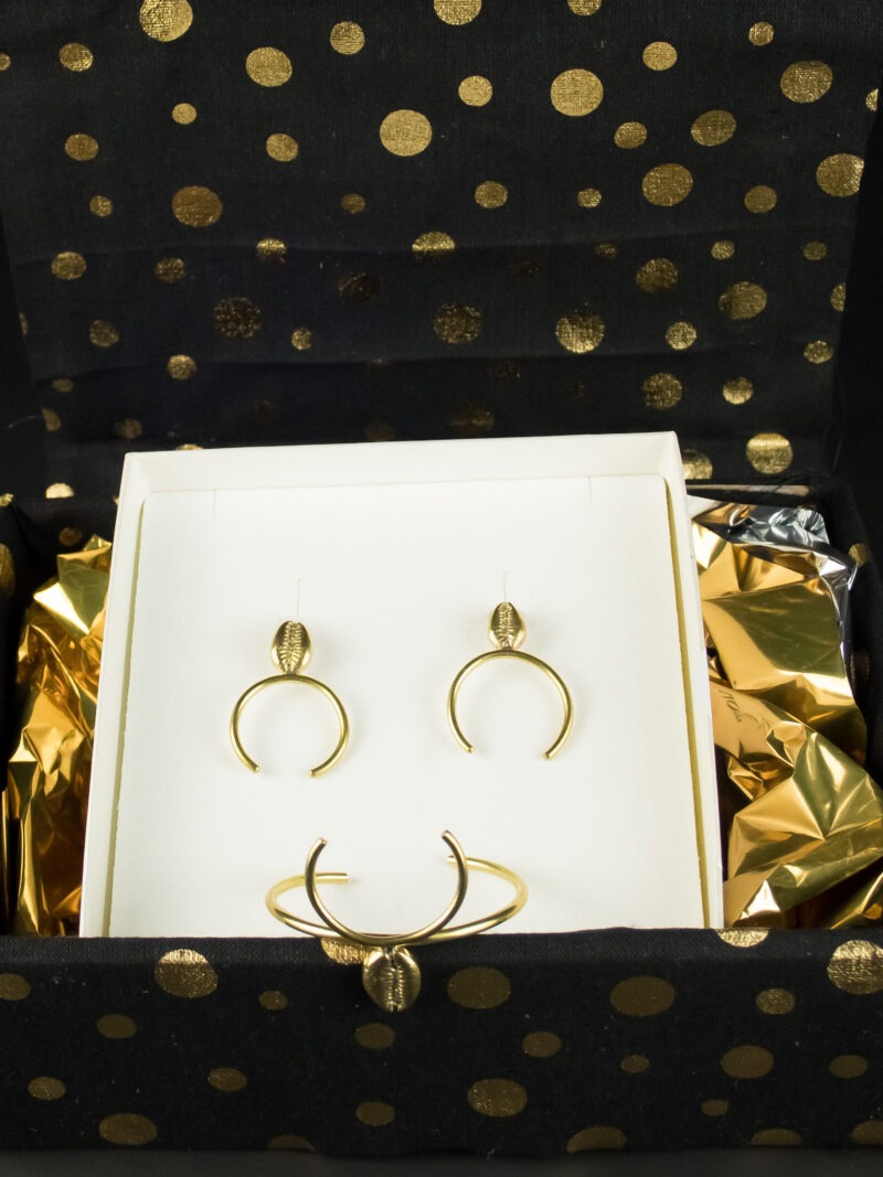 Coffret de Noël Jojo Création Auréole magique de Cauris avec boucles d’oreilles dans une boîte noire à pois dorés