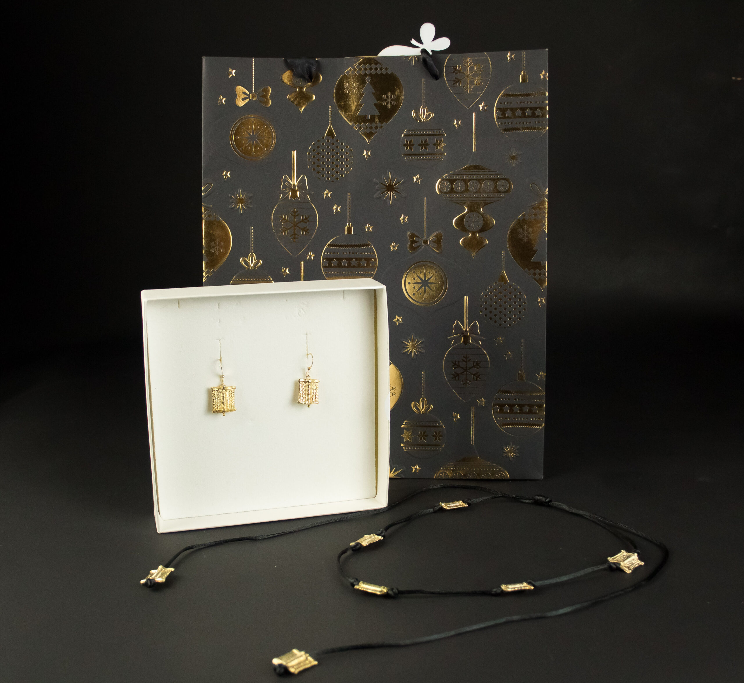 Coffret cadeau Poids Akan Petite Lame Jojo Création : parure bijoux avec sac d'emballage motif boules de sapin.