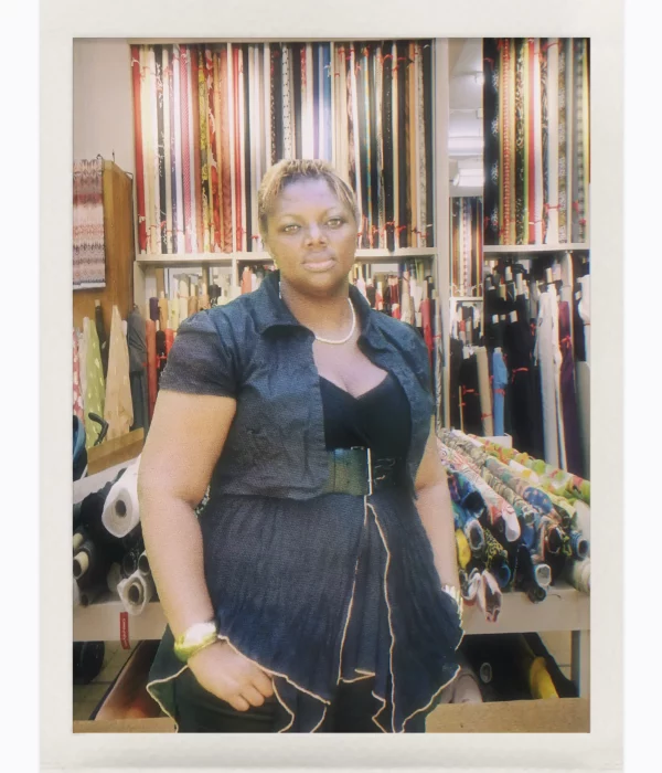 Jocelyne ADOU jeune femme aux marché de tissu